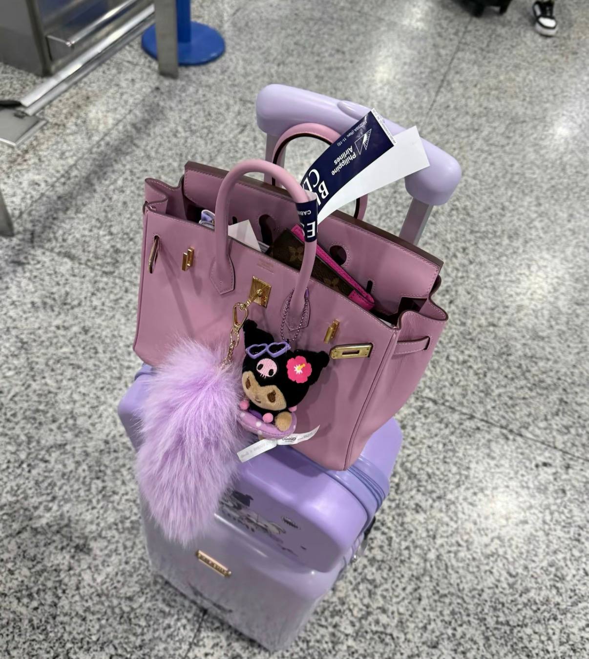 Client wearing NOIRÉ sneakers